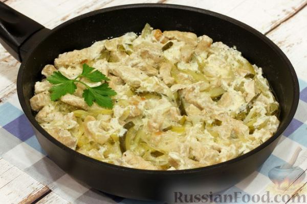 Мясо, тушенное с солёными огурцами и сметаной