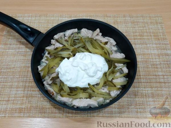 Мясо, тушенное с солёными огурцами и сметаной