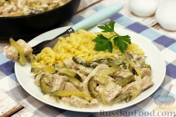 Мясо, тушенное с солёными огурцами и сметаной