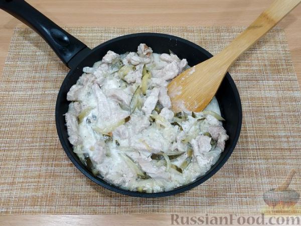 Мясо, тушенное с солёными огурцами и сметаной