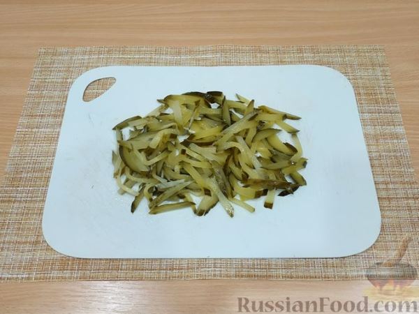 Мясо, тушенное с солёными огурцами и сметаной