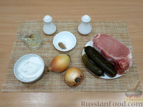 Мясо, тушенное с солёными огурцами и сметаной