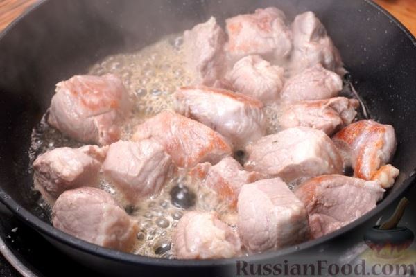 Мясо, тушенное со шпинатом в сливочном соусе