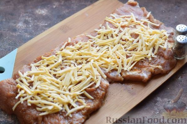 Мясной рулет с беконом, помидорами и сыром (в духовке)