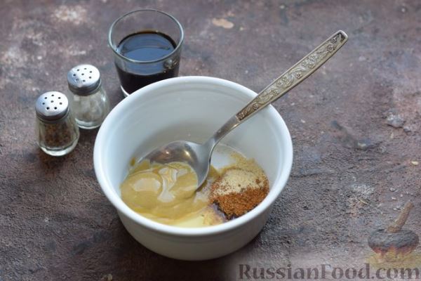 Мясной рулет с беконом, помидорами и сыром (в духовке)