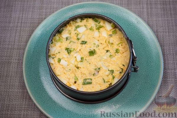 Салат-закуска с сельдью, сыром и яйцами