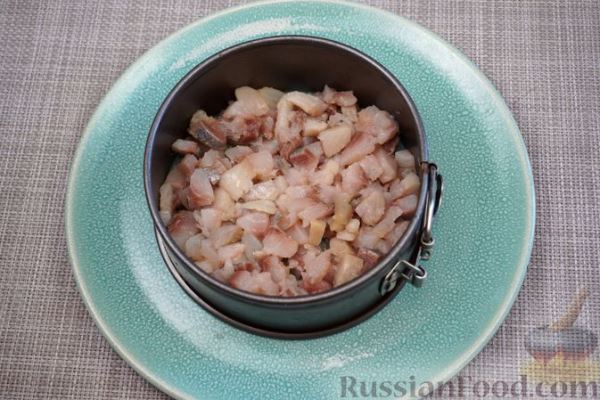 Салат-закуска с сельдью, сыром и яйцами