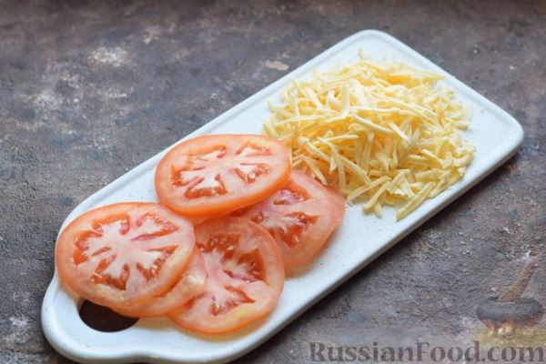 Мясной рулет с беконом, помидорами и сыром (в духовке)