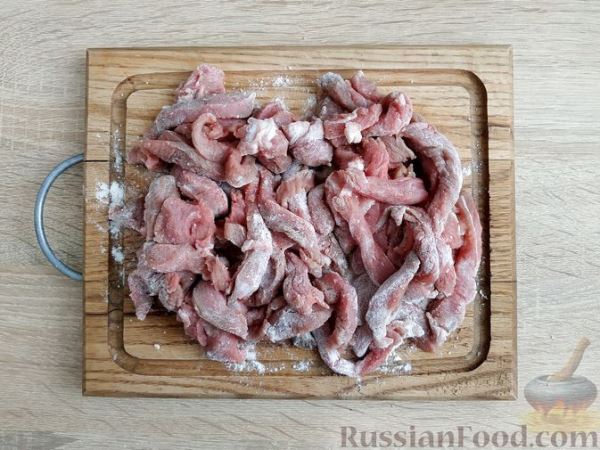 Бефстроганов с солёными огурцами