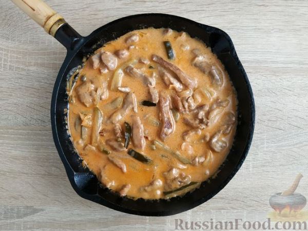 Бефстроганов с солёными огурцами