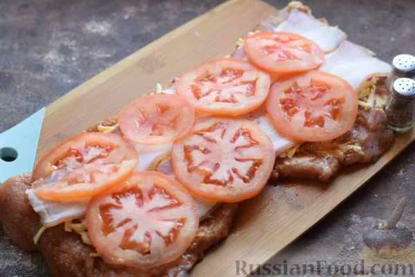 Мясной рулет с беконом, помидорами и сыром (в духовке)